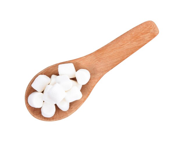 Marshmallow isolato in cucchiaio di legno su sfondo bianco