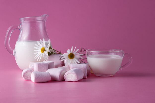 Marshmallow rosa con latte, fiori