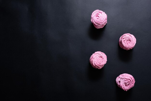 Marshmallow rosa fatto in casa su sfondo nero Vista dall'alto