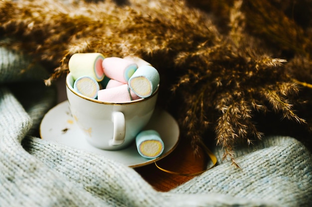 Marshmallow rosa in tazza su sfondo morbido