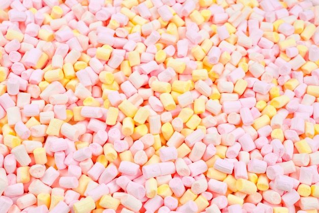 Marshmallow. Sfondo di marshmallow mini colorati rosa e gialli.
