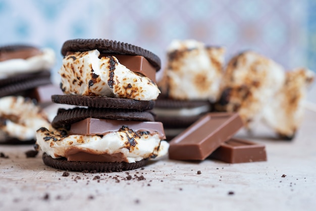 Marshmallow smores con biscotti al cioccolato