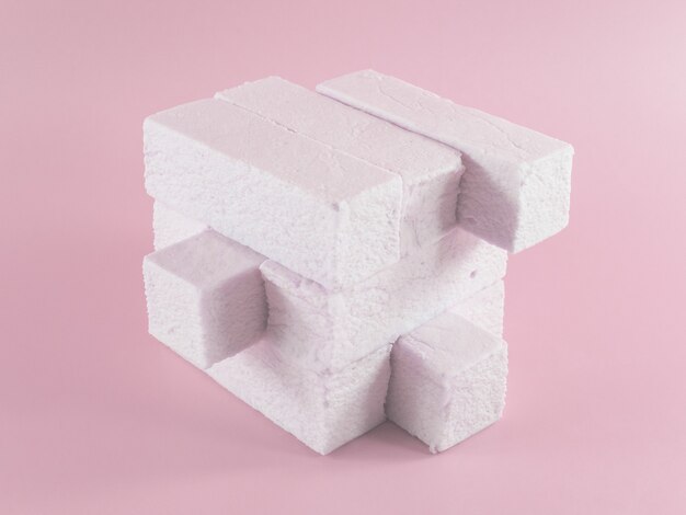 Marshmallow su uno sfondo rosa