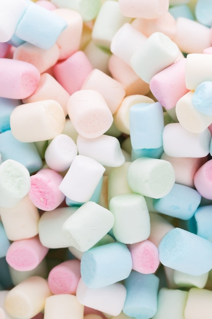 Marshmallows. Sfondo o texture di coloratissimi mini marshmallow.