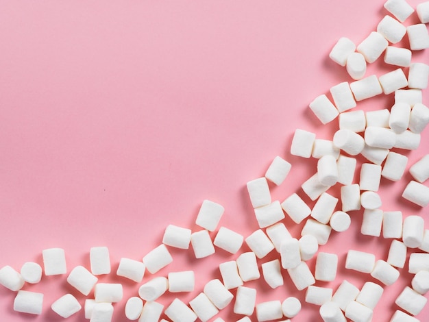 Marshmallows su sfondo rosa con copyspace