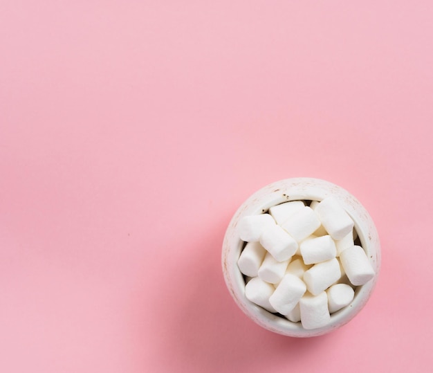 Marshmallows su sfondo rosa con copyspace