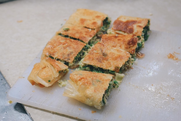 Martabak Telor o frittata martabak Pasticceria salata in padella ripiena di carne d'uovo e spezie Snack alimentari tradizionali dall'Indonesia