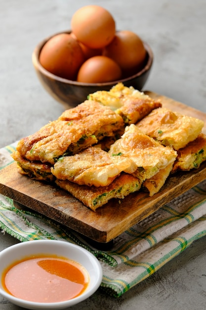 Martabak Telor o Martabak Telur. Pasta sfoglia salata ripiena di uova, carne e spezie. Martabak Telur è uno degli street food indonesiani