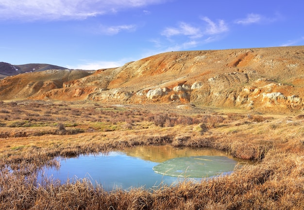 Marte nei Monti Altai Il pendio del terrazzo fluviale con l'esposizione di argille colorate