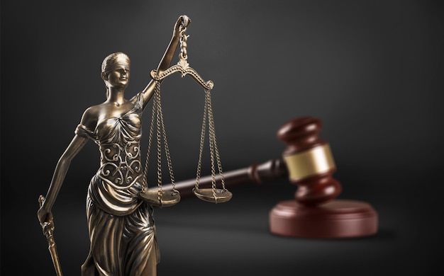 Martelletto del giudice, bilancia della giustizia e del diritto in tribunale
