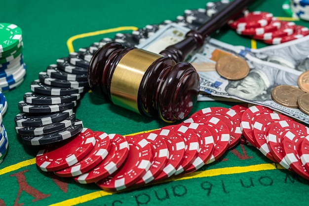Martelletto del giudice con fiches da poker e carte disposte per un concetto di gioco di poker di giochi illegali