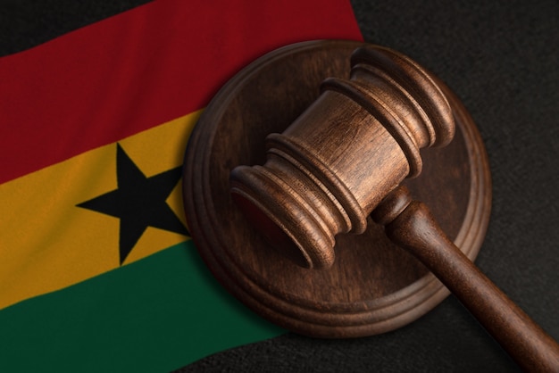 Martelletto del giudice e bandiera del Ghana. Legge e giustizia in Ghana. Violazione di diritti e libertà.