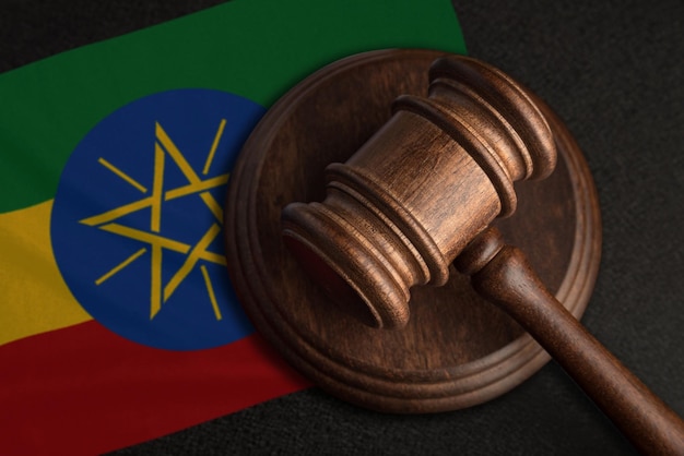 Martelletto del giudice e bandiera dell'Etiopia Legge e giustizia in Etiopia Violazione di diritti e libertà