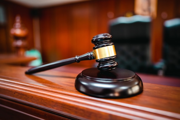 Martelletto di corte in legno su tavola di legno in aula, giudice e processo. Asta. Legge e giustizia, concetto di legalità, giudice.