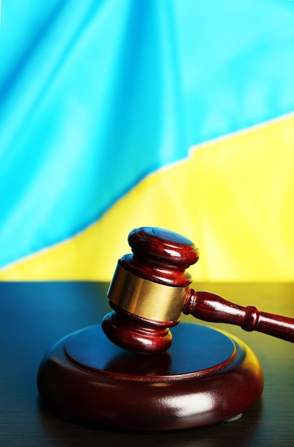 Martelletto di legno e bandiera dell'Ucraina come sfondo