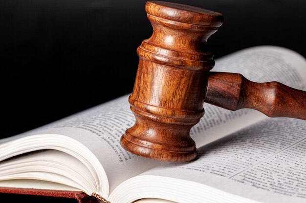 Martelletto di legno e libri giuridici da vicino