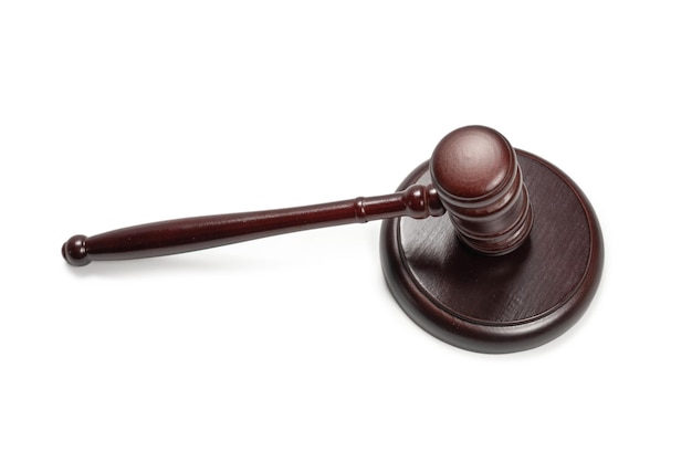 Martelletto e tavola armonica del giudice di legno isolati su un fondo bianco. Giustizia del sistema giuridico concettuale.