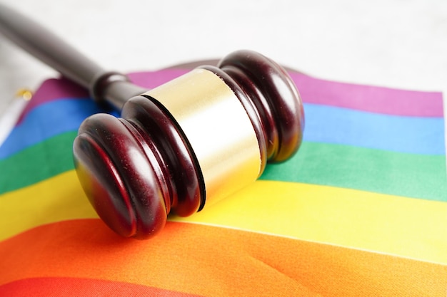 Martelletto per avvocato giudice con simbolo della bandiera arcobaleno del cuore del mese dell'orgoglio LGBT