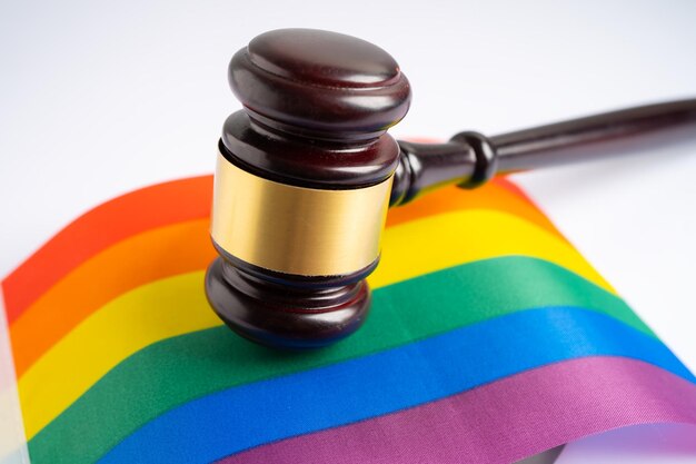 Martelletto per avvocato giudice sulla bandiera arcobaleno simbolo del mese dell'orgoglio LGBT celebrare annuale a giugno sociale dei diritti umani transgender bisessuali gay lesbiche