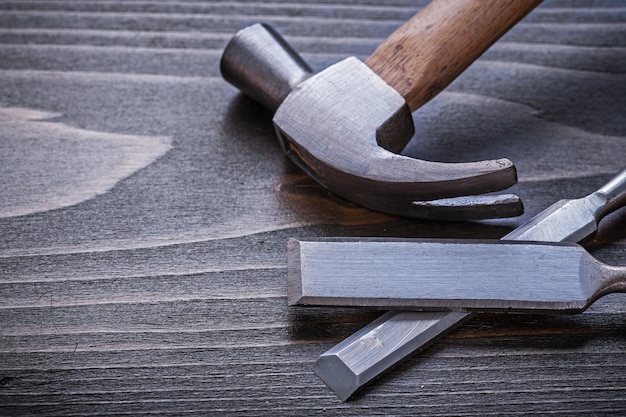 Martello da carpentiere e scalpelli piatti sul concetto di costruzione di pannelli di legno vintage