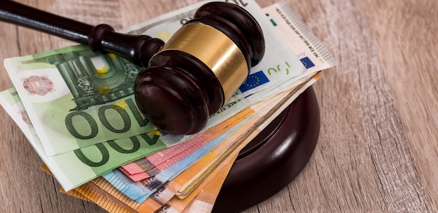 martello dell'asta sulle banconote in euro dell'ue come sfondo finanziario