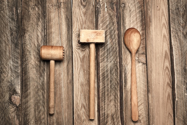 Martello e cucchiaio da cucina in legno