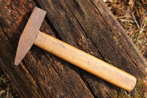 Martello su una superficie di legno