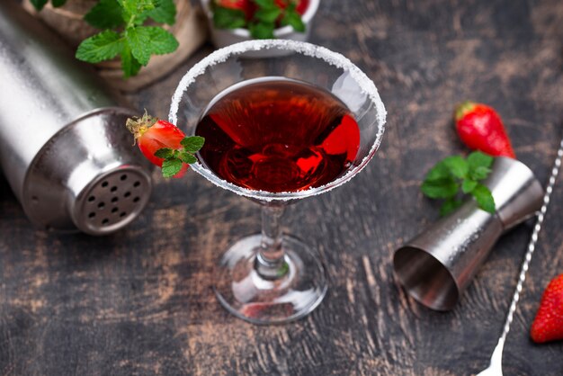 Martini alla fragola. Dolce cocktail estivo