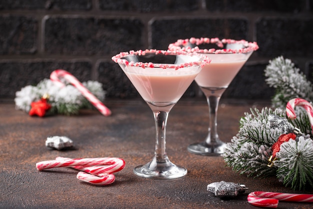 Martini alla menta rosa con bordo in canna di caramella