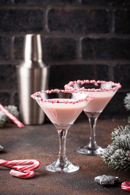 Martini alla menta rosa con bordo in canna di caramella