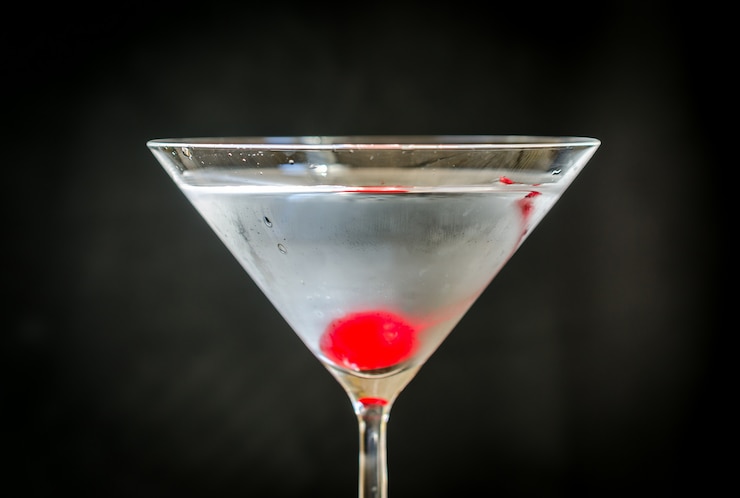 Foto martini cocktail con ciliegia al maraschino