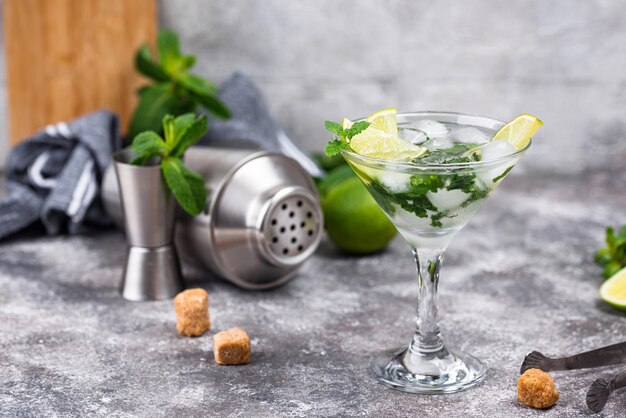 Martini cocktail con lime e menta.