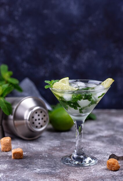 Martini cocktail con lime e menta