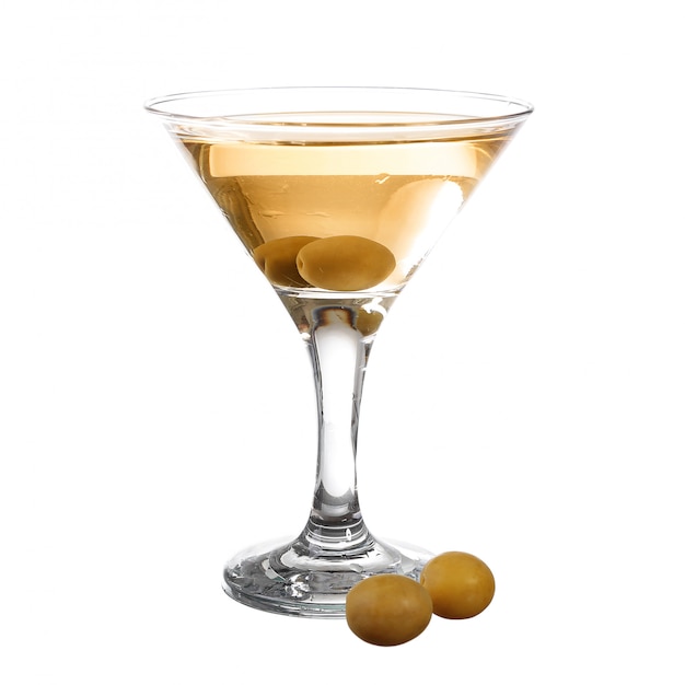 Martini con oliva isolato su bianco