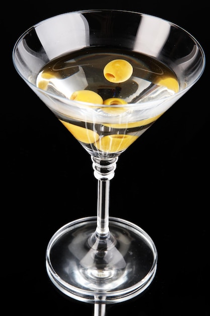 Martini con olive verdi su sfondo nero