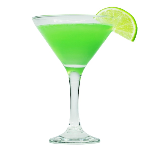 Martini verde cocktail in vetro su sfondo bianco