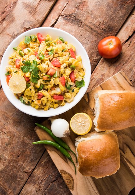 Masala Anda Bhurji o uova strapazzate indiane piccanti con pane arrosto o Bun o Pav, cibo di strada popolare a Mumbai. Servito in stoviglie bianche su sfondo lunatico. messa a fuoco selettiva