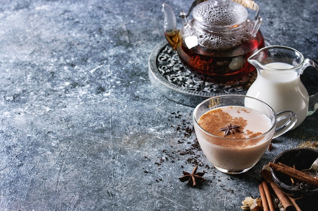 Masala chai con ingredienti