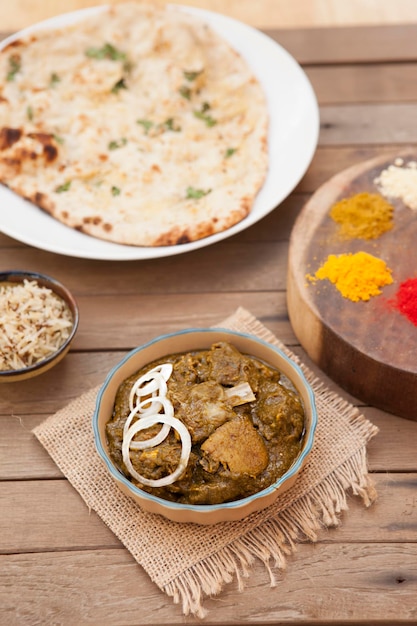 Masala di montone, cibo indiano, aglio Naan, ciotole e piatti con vista dall'alto di cibo indiano