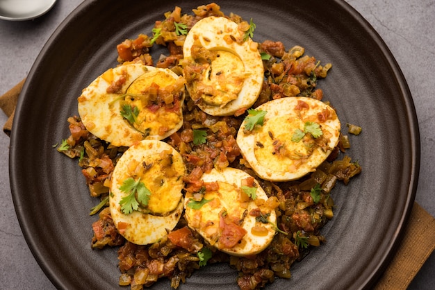 Masala Egg Tawa Fry o ande ki sabzi, servito in un piatto. messa a fuoco selettiva