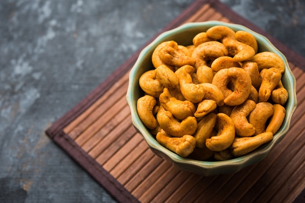 Masala Kaju o anacardi piccanti in una ciotola. Spuntino popolare del festival dall'India, dall'Asia, noto anche come ricetta Chakna