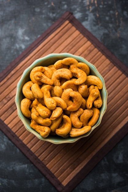 Masala Kaju o anacardi piccanti in una ciotola. Spuntino popolare del festival dall'India, dall'Asia, noto anche come ricetta Chakna