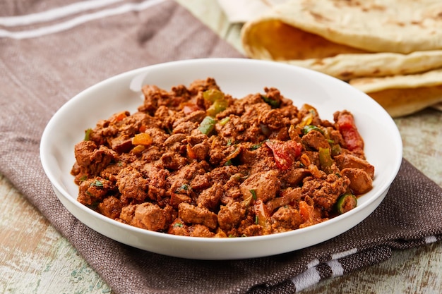 Masala kaleji di fegato di pollo servito in un piatto isolato sul tavolo vista del cibo arabo