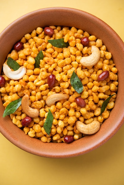 Masala Kara BoondÃ‚Â o Namkeen Bundi con anacardi, arachidi e foglie di curry, spuntino con miscela indiana a base di farina di Besan