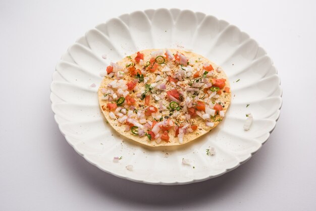 Masala Papad orÃ‚Â papadumÃ‚Â è un delizioso spuntino indiano fatto con papad arrostito o fritto condito con un mix piccante e piccante di pomodoro cipolla