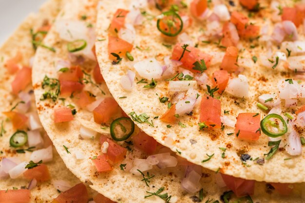 Masala Papad orÃ‚Â papadumÃ‚Â è un delizioso spuntino indiano fatto con papad arrostito o fritto condito con un mix piccante e piccante di pomodoro cipolla