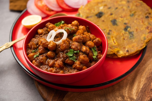 Masala piccante di ceci o curry di chole con Pyaj Paratha o Spring Onion Parantha e mango