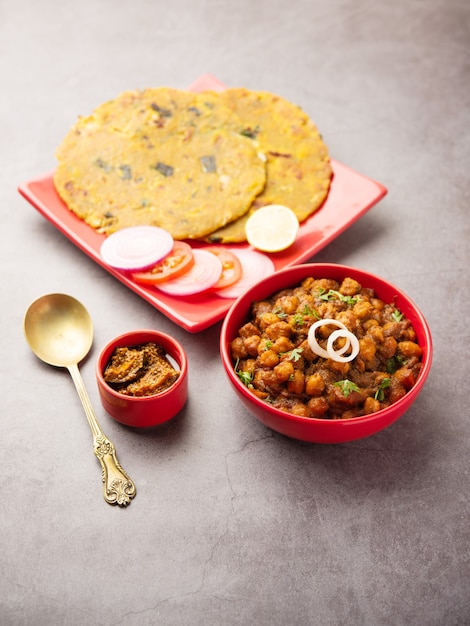 Masala piccante di ceci o curry di chole con Pyaj Paratha o Spring Onion Parantha e mango