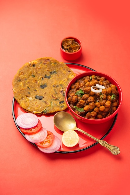 Masala piccante di ceci o curry di chole con Pyaj Paratha o Spring Onion Parantha e sottaceto di mango