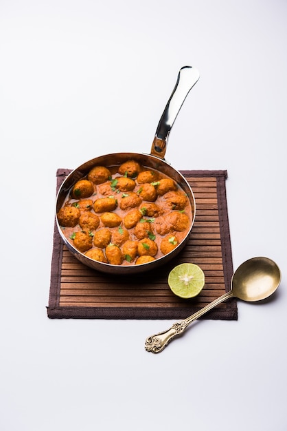 Masala Soya Chunk Curry realizzato con pepite di soia e spezie - cibo ricco di proteine dall'India